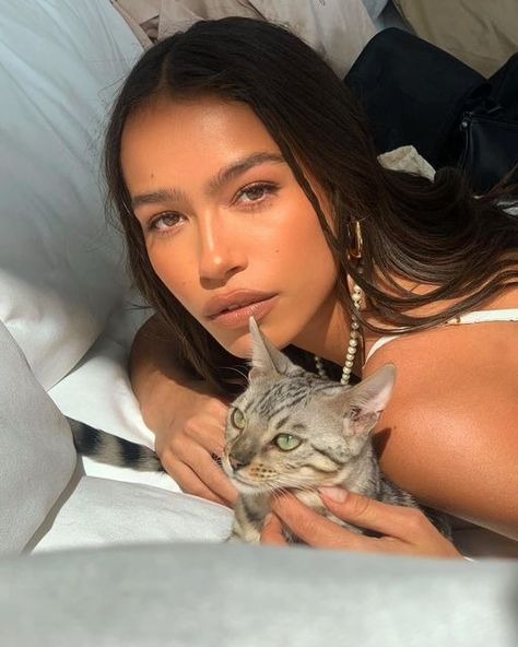 Zyanya Zahara on Instagram: "Just me & my guy🐱" Zahara Davis, My Guy, Curly Hair Women, Lavender Buds, Find Color, Hair Routines, Natural Makeup Looks, Instagram Inspo, Star Girl