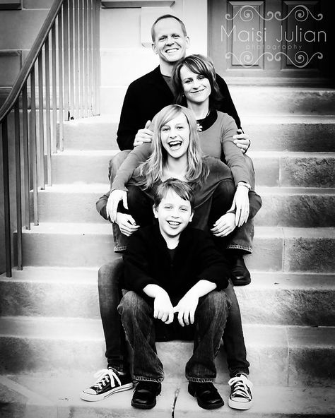 Family Photo Poses Stairs, Teenage Family Photoshoot Ideas, Family Pictures On Steps, Step Family Picture Ideas, 4 Kids Christmas Pictures, Family Photos On Steps, Staircase Family Photoshoot, Family Picture Ideas With Teenagers, Family Poses For 4