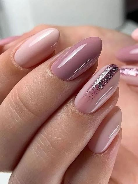 mauve nails with abstract line Fall Nail Color Ideas, Mauve Nail Polish, Fall Nail Color, Mauve Nails, Nail Color Ideas, Subtle Nails, Nails Now, Nail Designs Glitter, Elegant Nails