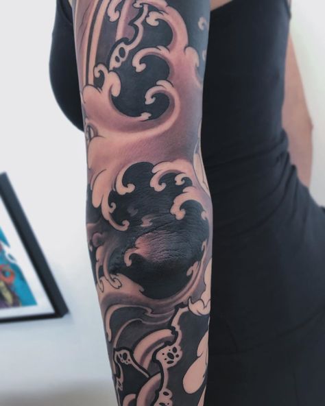 10k Likes, 77 Comments - Christopher Henriksen (@chrishenriksen) on Instagram: “Elbow swirl🌊 . . . . . . . #tattoodo #killerinktattoo #japaneseink #inkjecta #inkjectapro…” Arm Tattoos Japanese, Japanese Wave Tattoos, Koi Tattoo Sleeve, Art Inspired Tattoos, Wave Tattoo Design, Japanese Flower Tattoo, Samurai Tattoo Design, Tattoo Background, Japan Tattoo Design