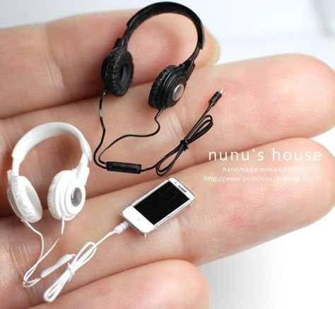 Tiny headphones                                                                                                                                                     More                                                                                                                                                                                 Más Working Miniatures, ขวดโหล Mason Jar, Mini Choses, Accessoires Barbie, Tiny Stuff, Baby Bowls, Seni Dan Kraf, Mini Stuff, Miniature Things