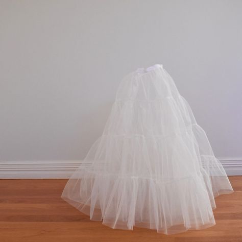 how to make a tulle petticoat - Handmade by Carolyn Tulle Dress Diy, Petticoat Pattern, Diy Tulle, Tulle Petticoat, Tule Rok, Classic Baby Clothes, Tulle Underskirt, Sewing Skirts, Sewing Design