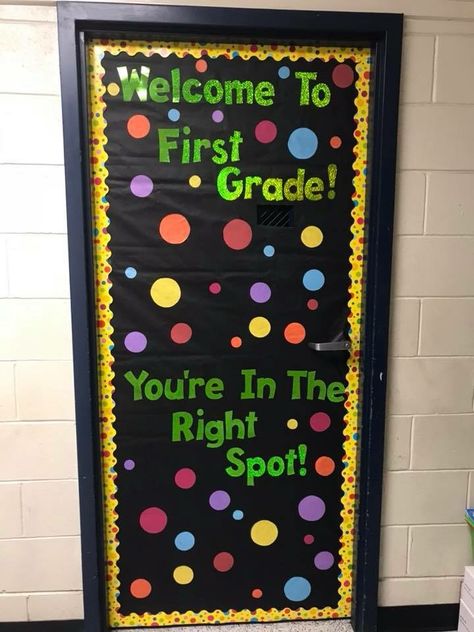 First Grade Door Decorations, Bravo Board, Preschool Door Decorations, Classroom Door Ideas, Preschool Door, Daycare Business Plan, Preschool Boards, Classroom Management Elementary, Bulletin Board Design