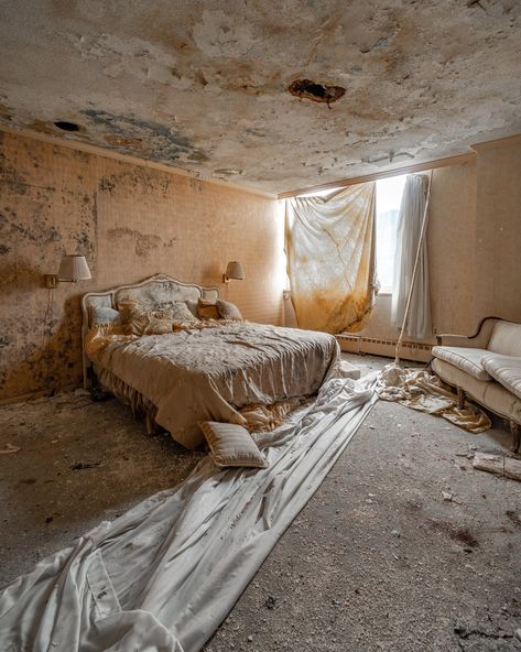 Abandoned Bedroom, Ugly Bedroom, Abandoned Exploration, Buildings Modern, Messy Bed, Abandoned Photography, Abandoned Architecture, Abandoned Hotels, Urban Explorer