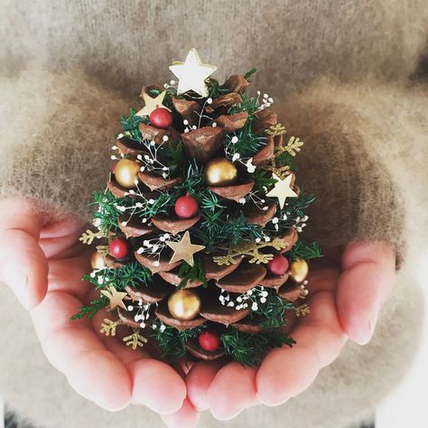 Christmas Decoration Pine Cones, Christmas Small Decorations, Pinecone Christmas Crafts For Kids, Pinecone Christmas Decorations, Pinecone Crafts Christmas, Christmas Tree Base, Christmas Tree Decorations Diy, Pine Cone Decorations, Cones Crafts