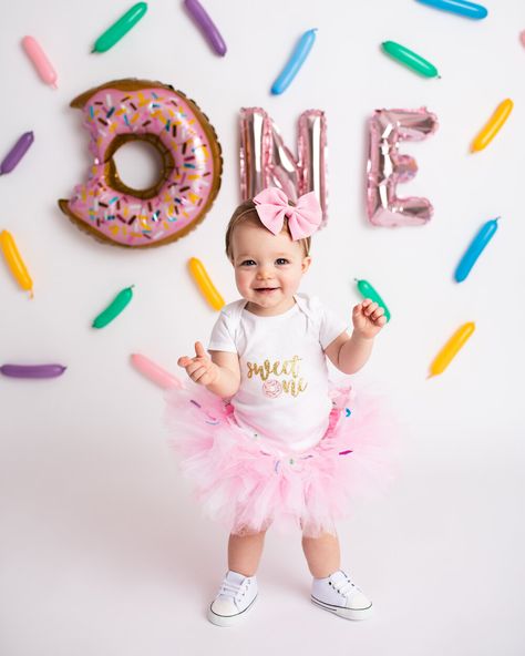 Donut Birthday Pictures, Donut 1st Birthday Photoshoot, Donut Cake Smash Photography, Donut Birthday Photoshoot, Donut Grow Up First Birthday Photoshoot, Sweet One Outfit, Donut First Birthday Photoshoot, Sweet One First Birthday Photoshoot, Donut Party Centerpieces