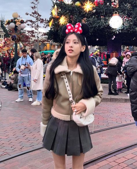 Disneyland Japan Outfit, Hongkong Disneyland Outfit, Korea Winter Fashion, Disney Outfits Winter, Disneyland Outfit Winter, Tokyo Outfits, Winter Outfits Korean, Winter Vacation Outfits, Korean Winter Outfits