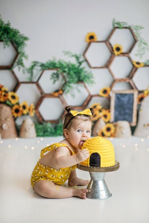 Bee Theme Photoshoot, Bee Birthday Photoshoot, Bee First Birthday Photoshoot, Bumble Bee Birthday Party Ideas, Bee Cake Smash Photoshoot, Bumble Bee Photoshoot, 1st Bee Day Photoshoot, First Bee Day Outfit, First Bee Day Photoshoot