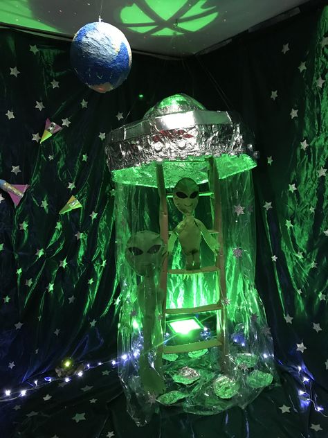 Alien Invasion Decorations, Alien Birthday Decorations, Outer Space Halloween Decorations, Alien Window Display, Alien Room Ideas, Space Cowboy Decorations, Alien Invasion Party, Cowboy Vs Aliens Party, Alien Party Ideas