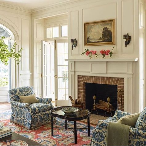 Well, this is the nicest horse stable that I have ever seen! And in blue and white--lucky horse! 😉 📷 @countrylivingmag Classic Home Decor, Traditional Living, Blue Living Room, White Rooms, Traditional Living Room, Family Room Design, A Living Room, Formal Living Rooms, Formal Living