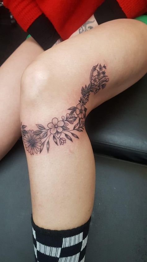 Feminine Knee Cap Tattoo, Above The Knee Tattoo Flower, Wildflower Knee Tattoo, Over The Knee Tattoos Women, Around Knee Tattoos Women, Womens Knee Tattoo, Kneecap Tattoo Women, Around The Knee Tattoos Women, Floral Knee Tattoo