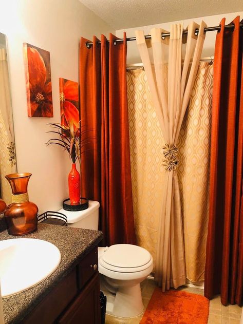 Shower curtain Orange Themed Bathroom, Glamorous Bathroom Decor, Bathroom Redecorating, Beautiful Bathroom Decor, Bathroom Towel Decor, Bathroom Decor Themes, Restroom Decor, Ideas For Living Room, Bathroom Decor Apartment