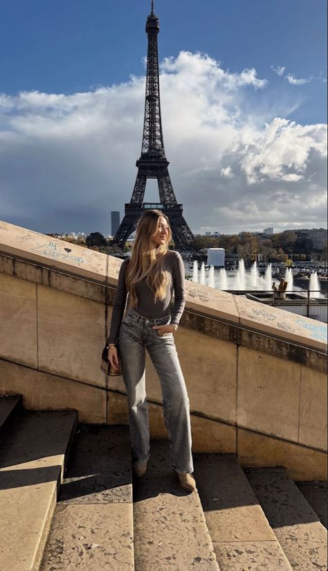 Ootd Paris Pic Inspo Aesthetic, Photo Travel Ideas, Paris Ig Pics, Paris Photo Poses, Paris Selfie Ideas, Eiffel Tower Outfits, France Outfits Aesthetic, Paris Inspo Pics, Paris Photo Ideas Instagram