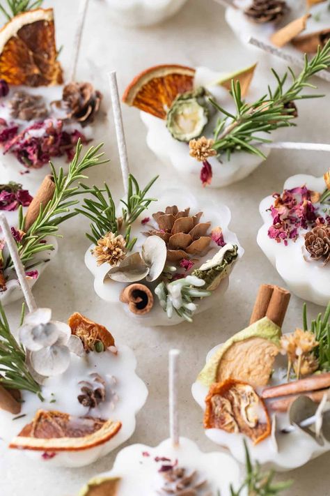 Homemade fire starters with herbs, flowers and natural elements. Diy Wax Firestarters, Diy Fire Starters Homemade, Pinecone Firestarters, Farmstand Ideas, Homemade Fire Starters, Pinecone Fire Starters, Creative Homemade Gifts, Cinnamon Smell, Fire Starters Diy