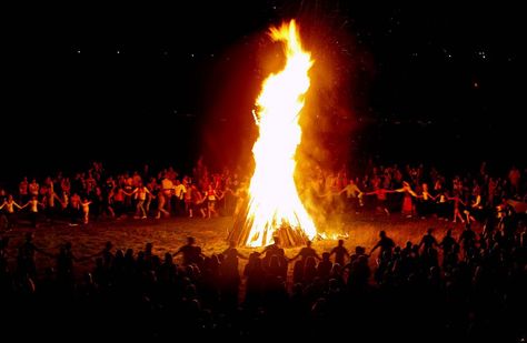 Scientists Say Ancient Fire Ritual Has Positive Impact on Environment Midsummer's Eve, Happy Holi, Summer Solstice, Stonehenge, Exotic Flowers, Summer Nights, Incense, Ritual, History