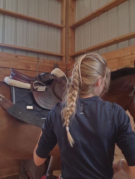 Horseriding Aesthetic Outfit, Cute Equestrian Hairstyles, Cute Hairstyles For Horseback Riding, English Riding Hairstyles, Equestrian Hairstyles Braids, Horseback Riding Hairstyles Braids, Horse Girl Hairstyles, Riding Hairstyles Horseback, Hairstyles For Equestrians