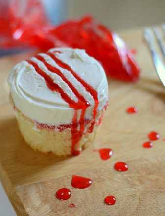 How to Make Homemade Blood (for Halloween Cake Decorating) Vampire Cookies, Edible Blood, Crazy Desserts, Snacking Cakes, Piping Gel, Halloween Cake Decorating, Food Decorating, Cake Tips, How To Make Icing