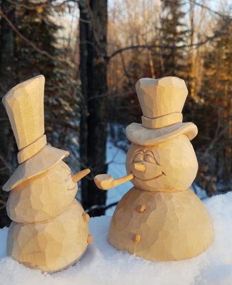 Wood Carved Snowman, Wood Dremel Art, Christmas Wood Carving Ideas, Christmas Carving Ideas, Wood Widdling Ideas, Santa Wood Carving, Beginner Wood Carving Projects, Wood Carved Christmas Ornaments, Tree Carving Ideas