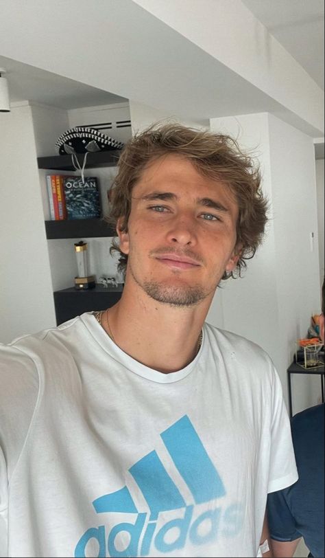 Alex Zverev, Sascha Zverev, Tennis Lifestyle, Atp Tennis, Alexander Zverev, Racquets, Men In Uniform, Tennis Players, Celebrity Crush