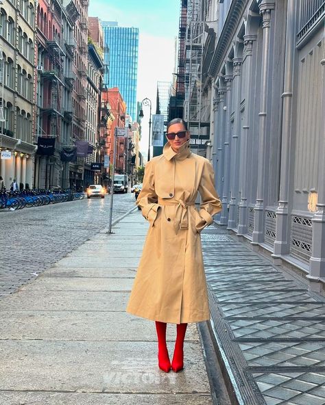 Jenna Lyons Wears Hailey Bieber's Favorite Styling Trick For Fashion Week Jenna Lyons Style, Jenna Lyons, Tights And Heels, Red Tights, Pop Of Red, Red Carpet Look, Future Style, White Button Down Shirt, Trench Jacket