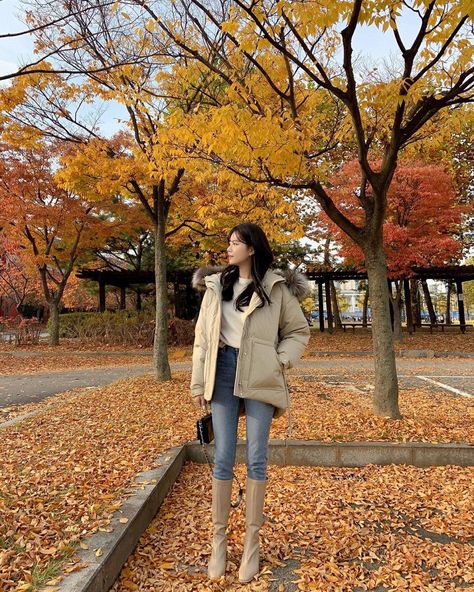 Winter Outfits In Korea Seoul, Autumn Outfits In Japan 2023, Korean Fashion Cold Weather, Korean Outfit Autumn Seoul, Korean Fall Aesthetic, Outfit Autumn Japan, Seoul Outfits Autumn, Fall Korean Outfits Seoul, Korea Winter Fashion Seoul