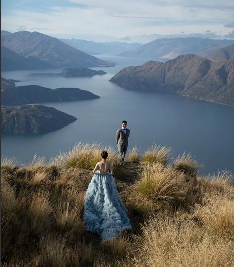 Mountain Photoshoot Ideas, Prenup Theme, Prenup Outfit, Mountain Photoshoot, Wedding Wishlist, Pre Wedding Photoshoot Outfit, Pre Wedding Shoot Ideas, Pre Wedding Photoshoot Outdoor, Wedding Album Design