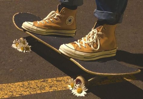 Katie White, Photowall Ideas, Style Skate, Skate Aesthetic, Hufflepuff Aesthetic, Skateboard Aesthetic, Skater Vibes, Skating Aesthetic, Skate Girl