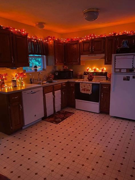 Halloween Aesthetic Indoor, 90s Fall Decor, Fall Apartment Decor Kitchen, Autumn Aesthetic Kitchen, Halloween Apartment Aesthetic, Spooky House Aesthetic, Halloween Decorations Indoor Apartment, Cozy Halloween Decor, Cozy Fall Kitchen