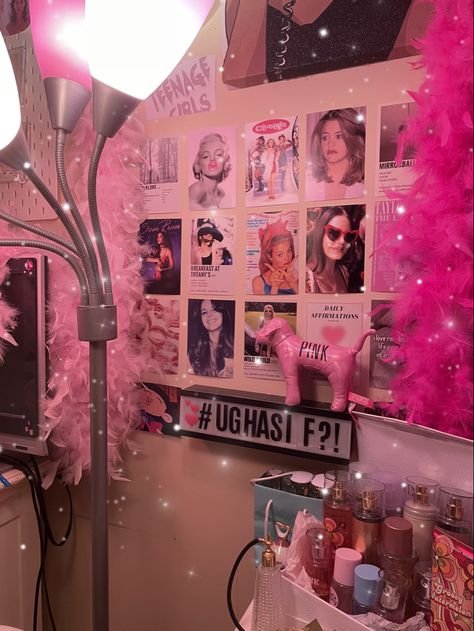 Clueless Room Aesthetic, 90s Room Decor Ideas, Mean Girls Room Aesthetic, Clueless Room, Y2k Prints For Wall, 2014 Bedroom Aesthetic, Clueless Bedroom, Diy Y2k Room Decor, 2014 Tumblr Room