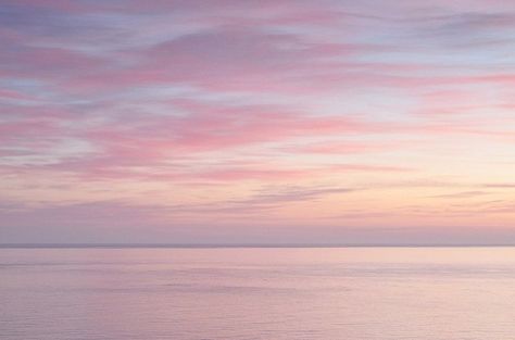 Sunrise Aesthetic Wallpaper Desktop, Pastel Sky Wallpaper Desktop, Soft Pink Aesthetic Landscape, Soft Pink Aesthetic Desktop Wallpaper, Pink Beach Wallpaper Desktop, Soft Sunrise Aesthetic, Soft Desktop Wallpaper Aesthetic, Soft Macbook Wallpaper, Light Pink Sky Aesthetic