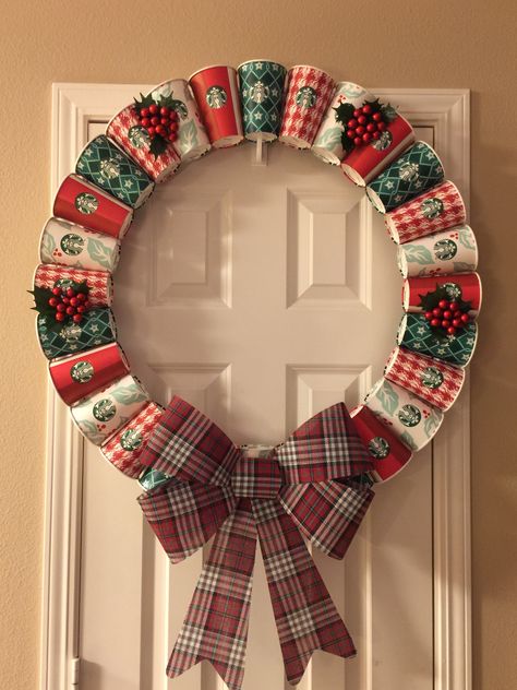 Starbucks cup wreath Diy Starbucks Decorations, Coffee Cup Wreath, Starbucks Cup Display Ideas, Starbucks Cup Wreath, Starbucks Christmas Decorations, Christmas Coffee Shop Decorations, Starbucks Cup Display, Starbucks Wreath, Starbucks Cups Display