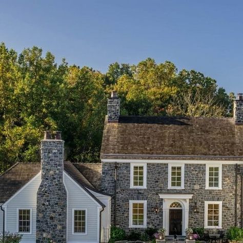 Period Architecture on Instagram: "A Pennsylvanian countryside home that gives the impression of a country estate expanded over time. #periodarchitecture⁠" New England Country Homes, Maine House Exterior, House Breezeway, Estate Farmhouse, England Farmhouse, Country Home Exterior, Period Architecture, Historic Interiors, French Country Exterior