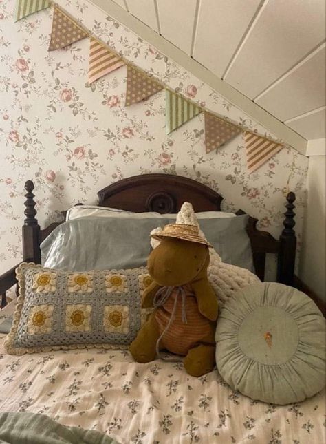 Vintage Girls Room Ideas, Vintage Beatrix Potter Nursery, Kids Vintage Bedroom, Dark Academia Kids Room, Cottagecore Nursery Aesthetic, Cottage Core Girls Bedroom, Vintage Nursery Aesthetic, Vintage Childrens Room, Kids Cottage Bedroom