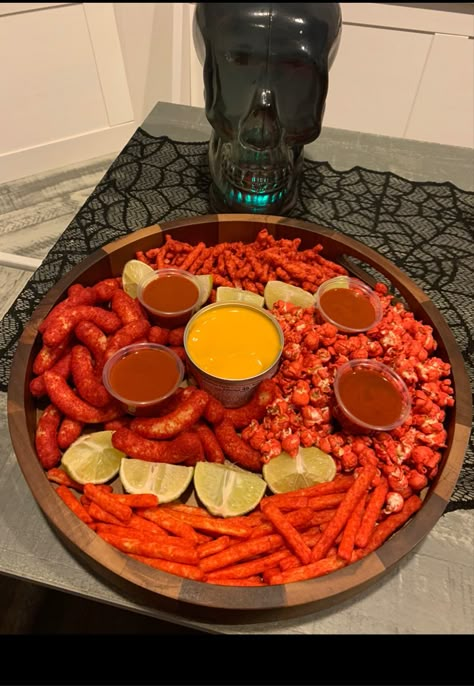 Take your favorite hot cheetos: lime, fries, popcorn, puffs etc and make a delicious board for parties or gatherings. Hot Cheeto Puffs Snacks, Snacks For Party Aesthetic, Hot Cheeto Popcorn, Fancy Movie Night, Chip Charcuterie Board Ideas, Hot Food Platters, Hot Cheeto Snacks, Hot Chips Snacks, Fries Charcuterie Board