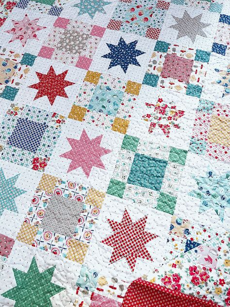 A Bit of Scrap Stuff - Sewing, Quilting, and Fabric Fun: Chain of Stars Quilt - Cookbook 9 Patch Quilt, Stars Quilt, Cottage Quilt, Scrappy Quilt Patterns, Lori Holt, Fat Quarter Quilt, Scrap Quilt Patterns, Cute Quilts, Pretty Quilt