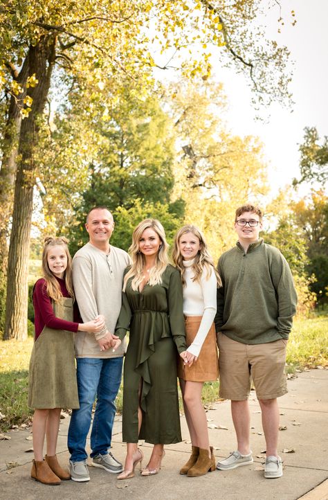 Family Photo Coordinating Outfits, Family Photos Olive Green Color Schemes, Family Of 5 Photo Outfits, Jewel Tone Family Photos, Outfits For Family Photos, Fall Picture Outfits, Winter Family Photoshoot, Fall Photo Outfits, Fall Family Outfits