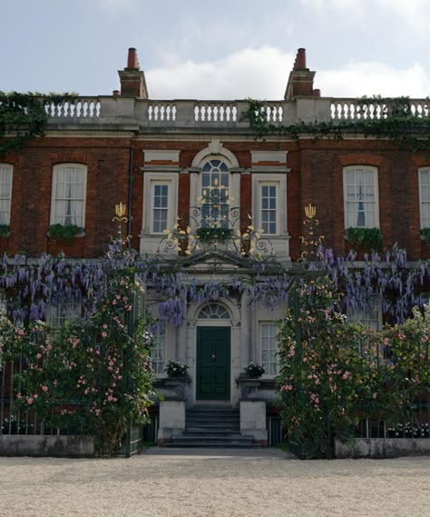 Obama House, Bridgerton House, Bridgerton Birthday Party, Mint Green Walls, Vanderbilt Mansions, Greenwich Park, Casa Vintage, Brick Facade, Luxury Destination Wedding