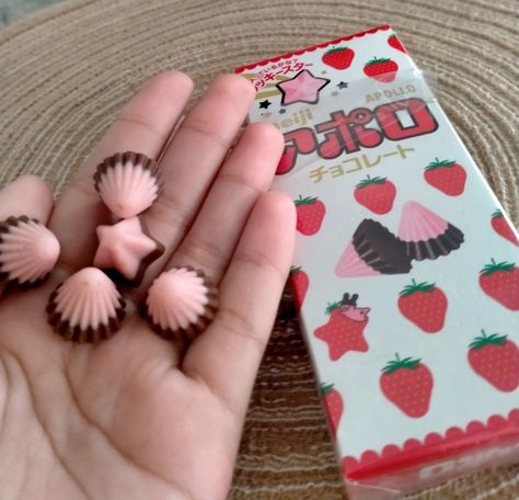 Meji Apollo strawberry chocolate Meiji Apollo Strawberry Chocolate, Meiji Apollo, Apollo Chocolate, Kat Core, Meiji Chocolate, Kawaii Chocolate, Candy Aesthetic, Kitty Crafts, Charm Ideas