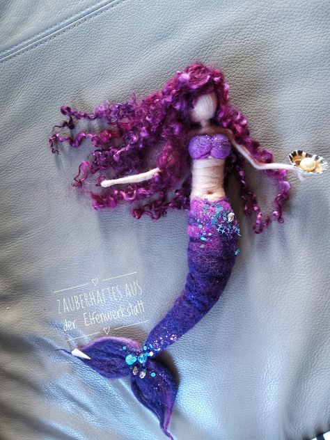 Needle Felted Mermaid, Felted Mermaid, Felted Fairies, Macrame Dolls, Mermaid Christmas Ornaments, Mermaid Ideas, Mermaid Hat, Mermaid Christmas, Felting Ideas