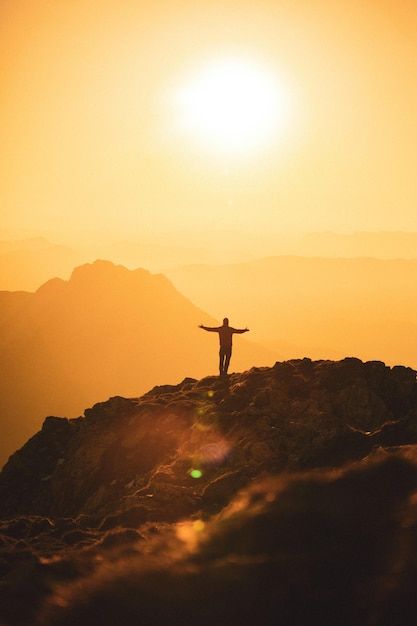 Foto grátis silhueta de um caminhante de... | Free Photo #Freepik #freephoto #homem-montanha #topo-montanha #paisagem #paisagem-natureza Sky Adventure, Sunrise Mountain, Mountain Silhouette, Mountain Sunset, Sky View, Nature View, Jesus Images, Beautiful Sunrise, Summer Sunset