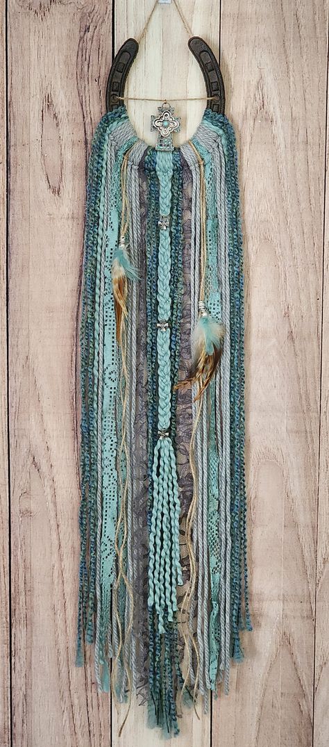 Horseshoe dreamcatcher @ HorseshoesAndBling on Etsy. 3 ft long gorgeous with western cross Horseshoe Yarn Art, Horseshoe Dreamcatcher Diy, Horseshoe Dreamcatcher, Beaded Horseshoe, Horseshoe Crafts Projects, Rustic Cross, Western Cross, Horseshoe Crafts, Horseshoe Art