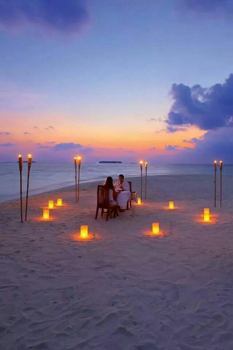 Dream date Visit Maldives, Beach Dinner, Maldives Resort, Beach Date, Dream Date, Romantic Candles, Candlelit Dinner, Romantic Ideas, Romantic Beach