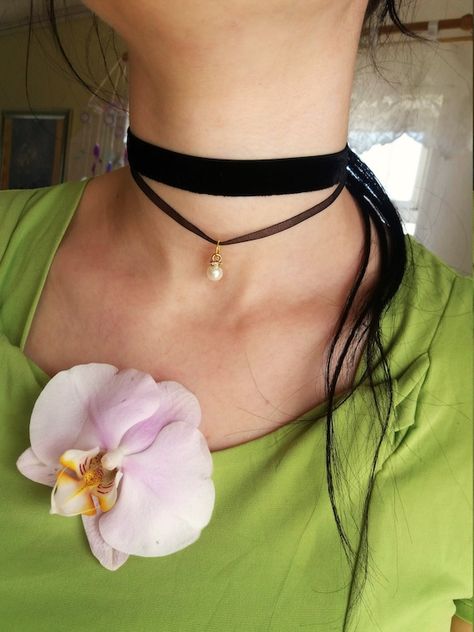 Black Velvet Choker Necklace Velvet Ribbon Choker White Pearl - Etsy Ribbon Choker Outfit, Velvet Choker Outfit, Choker Outfit, Scarf Aesthetic, Black Velvet Choker Necklace, Handmade Choker Necklace, Velvet Choker Necklaces, Ribbon Choker, Goth Earrings