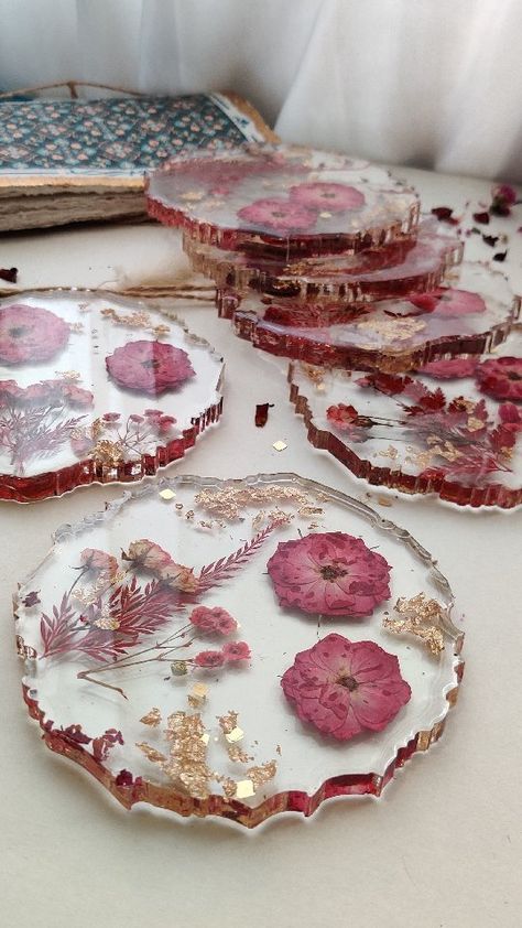 Resin Flowers Coasters, Different Resin Ideas, Resin Coasters Diy Dried Flowers, Flowers In Resin Ideas, Spring Resin Ideas, Handcraft Ideas Creative, Apoxie Resin Ideas, Resin Coasters Flowers, Arts And Crafts For Adults Projects