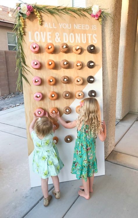 Donut Wedding Reception, Donuts Board, Donut Backdrop, Donut Wall Wedding, Donut Board, Donut Bar Wedding, Donut Walls, Bohemian Bridal Shower, Wedding Donuts