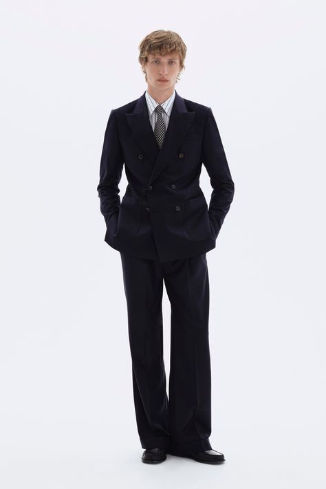 Tiger of Sweden Spring 2025 Menswear https://www.vogue.com/fashion-shows/spring-2025-menswear/tiger-of-sweden/slideshow/collection#9 Tailored Suits For Men, Outfit Homme, Classy Suits, Woman Suit Fashion, Formal Suits, Tiger Of Sweden, Mens Spring, Suit Fashion, Knit Shirt