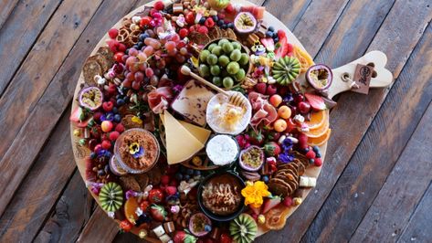 How to make the perfect party platter and grazing board Platters Grazing, Platters Ideas, Antipasto Platter, Charcuterie Platter, Party Food Platters, Charcuterie And Cheese Board, Party Platters, Grazing Tables, Snacks Für Party