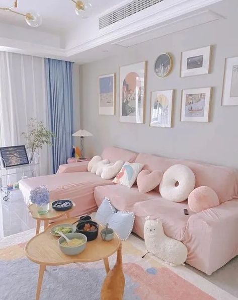 a pastel living room with grey walls, a pink sectional, blue curtains, a pink and blue rug and a stained coffee table Pastel Couch Living Room, White Sofa Colorful Living Room, Preppy Studio Apartment, Kawaii Living Room Ideas, Kawaii Interior Design, Living Room Kawaii, Pastel Living Room Ideas, Kawaii Living Room, Living Room Pastel