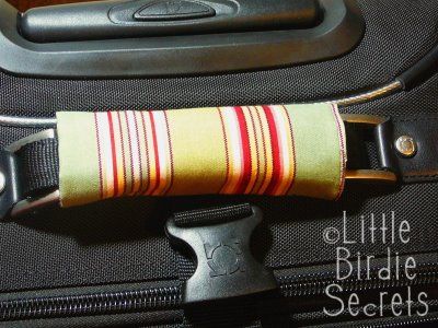 Luggage handle cover from Little birdie secrets.  Less embarrassing than festooning your bag with ricrac.  Not that I would do that. Homemade Gifts For Men, Diy Luggage, Fish Extender, Suitcase Handle, Diy Father's Day Gifts, Father's Day Diy, Sewing Gifts, Fabric Projects, Learn To Sew