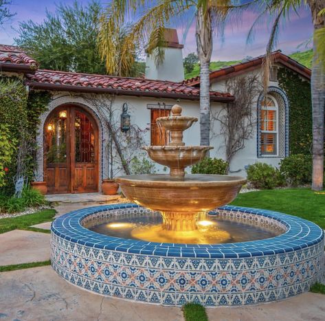 Mexican Fountain, Spanish Ranch Style Homes, Patio Upgrade, Mexican Garden, Hacienda Homes, Home Fountain, Mexico House, Spanish Style Homes, Backyard Porch